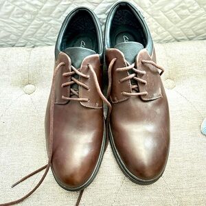 EUC Men’s Clarks Brown Dress Shoes - sz 9